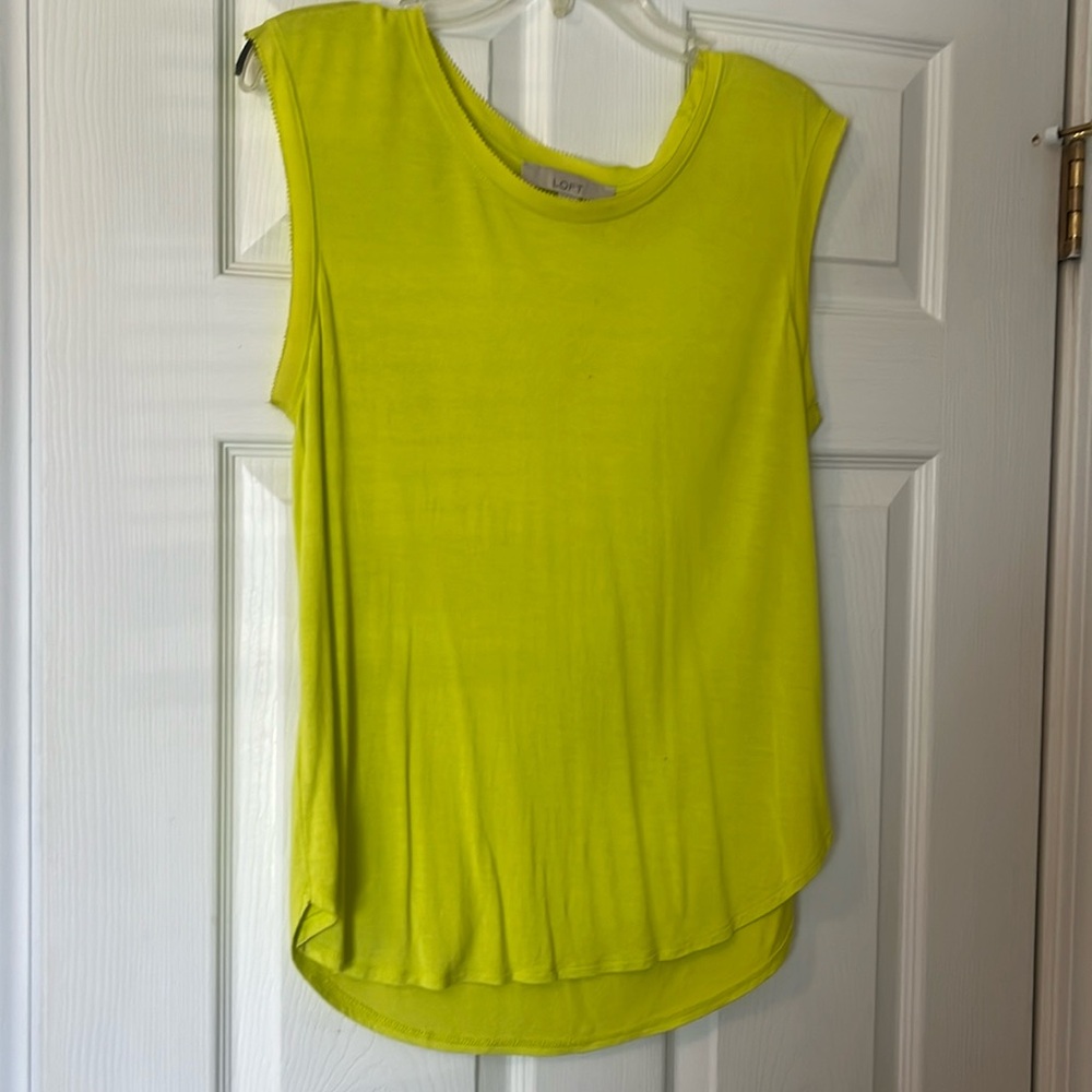 Loft size medium, bright green/yellow with high low effect for flattering fit